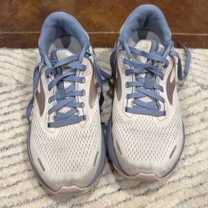 Brooks adrenaline size 8 women